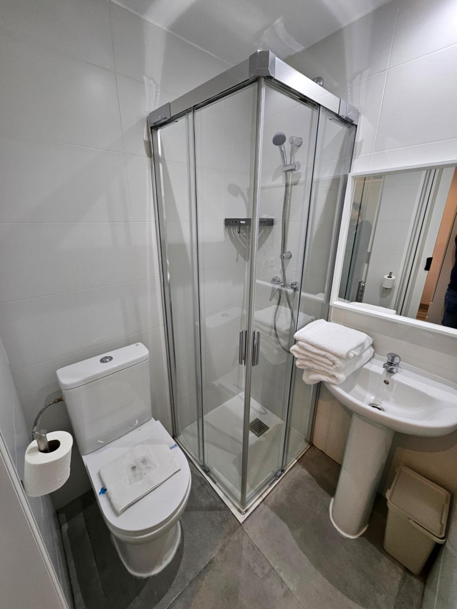 Twin Room Private Bathroom,1513554049:JPEG
